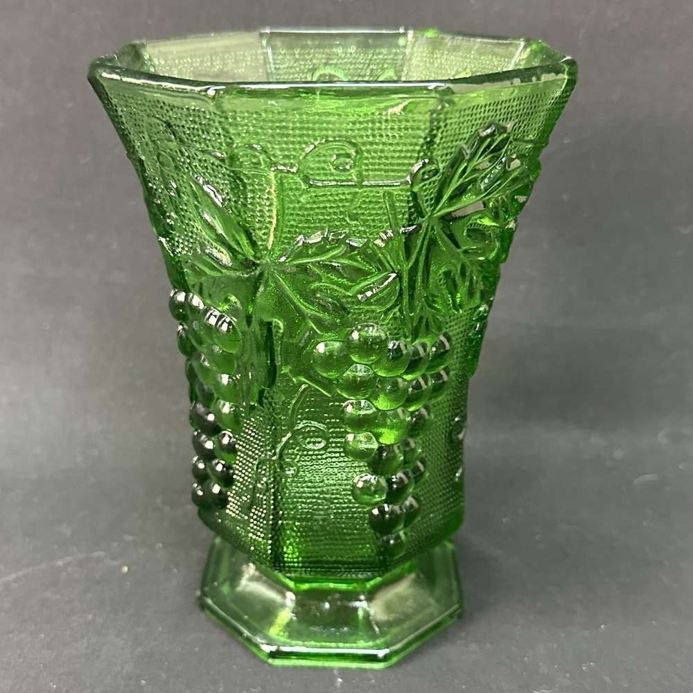 Anchor Hocking 6 3/8" Emerald Green Harvest‎ Grape (Grapevine) Vase, Vintage